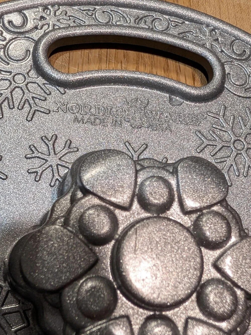 Nordic Ware Frosty Flakes Cakelet Pan Snowflake Bundt Mold 12 Cavity USA